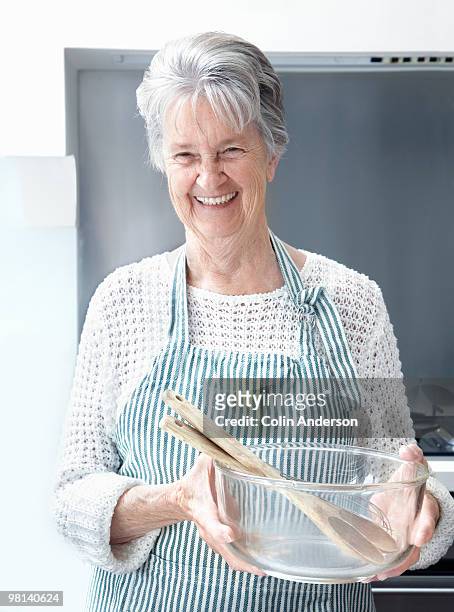 grandma's kitchen - ritratto nonna cucina foto e immagini stock
