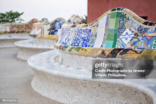 serpentine bench, park guell, barcelona - antoni gaudí stock pictures, royalty-free photos & images