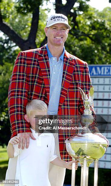 Steve Flesch, with five-year-old son Griffin, wins the PGA Tour Bank of America Colonial in Ft. Worth, Texas, May 23, 2004.