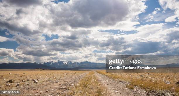 Distortion Distance Distorsion Photos and Premium High Res Pictures - Getty Images
