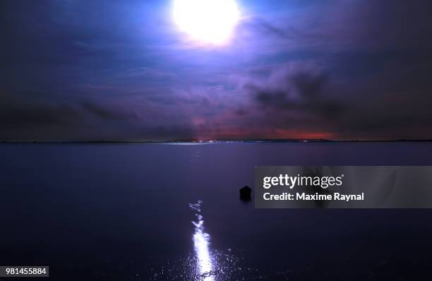 reflet de lune - lune stock pictures, royalty-free photos & images