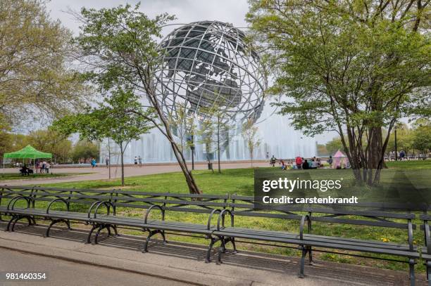 parkbänk och fontän - unisphere bildbanksfoton och bilder