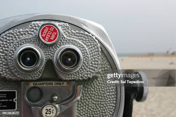 coin operated binoculars - coin operated binocular nobody stock pictures, royalty-free photos & images