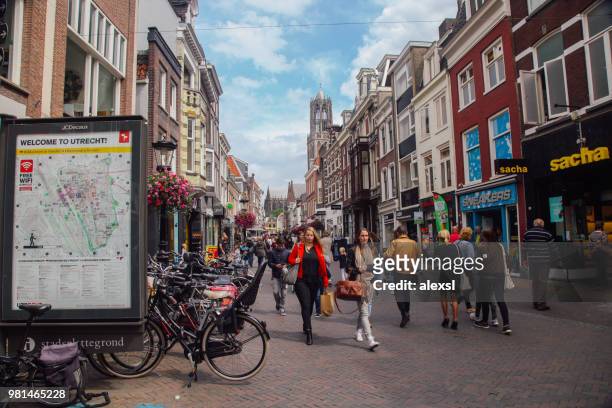pendelaars lopen in centrum van de stad utrecht nederland - utrecht stockfoto's en -beelden