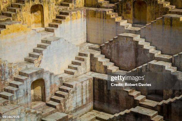 chand baori 3 - abhaneri stock-fotos und bilder