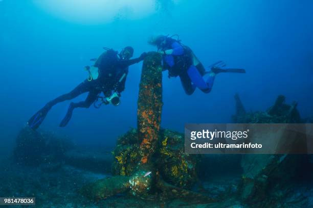 scuba diving verkennen en genieten van wrak duiken over een b-24 liberator bommenwerper wrak zee leven water sport duiker oogpunt.  vis, adriatische zee, kroatië. - deep sea diving stockfoto's en -beelden