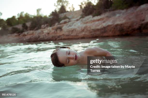 toddler listening to the sea - amplified heat stock pictures, royalty-free photos & images