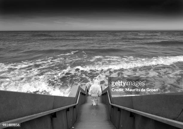 the stairway to the sea - groen stock pictures, royalty-free photos & images