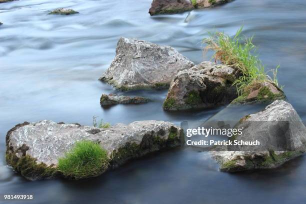 steine im silberfluss - steine stockfoto's en -beelden