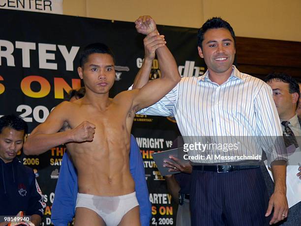 Rey Bautista weighs-in with Oscar De La Hoya for his scheduled fight Dec. 2, 2006 in Tampa against Giovanni Andrade .