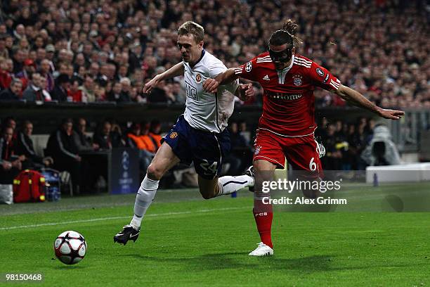 Martin Gaston Demichelis of Bayern Muenchen challenges Darren Fletcher of Manchester United during the UEFA Champions League quarter final first leg...