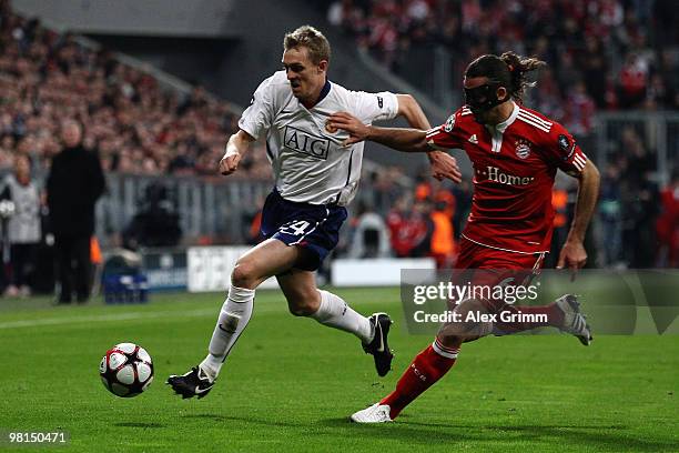 Martin Gaston Demichelis of Bayern Muenchen challenges Darren Fletcher of Manchester United during the UEFA Champions League quarter final first leg...