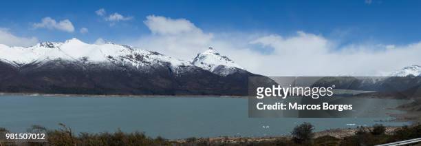 perito moreno glaciar at a distance - glaciar stock-fotos und bilder