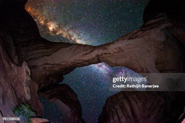 milky way under the double arch - double arch stock pictures, royalty-free photos & images