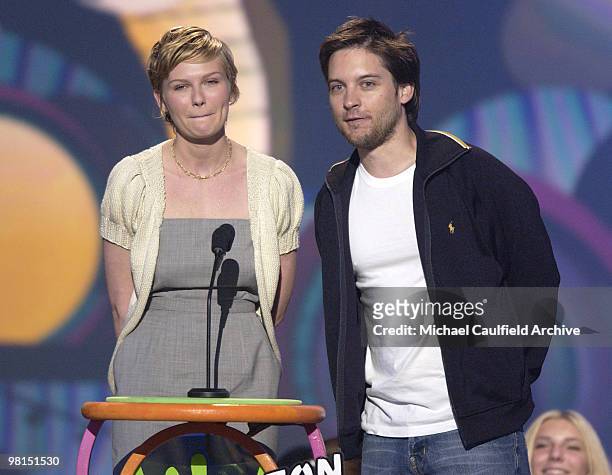 Kirsten Dunst and Tobey Maguire present the Favorite Male Movie Star Award