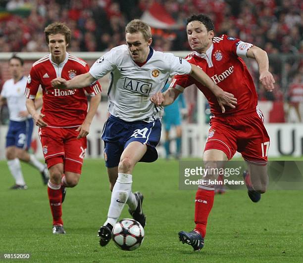 Darren Fletcher of Manchester United battles with Mark van Bommel of Bayern Munich during the UEFA Champions League Quarter-Final First Leg match...