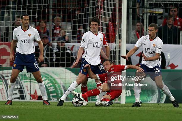 Ivica Olic of Muenchen tries to score a goal against Rio Ferdinand, Michael Carrick and Nemanja Vidic of Manchester during the UEFA Champions League...