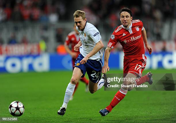 Mark Van Bommel of Bayern challenges Darren Fletcher of Manchester during the UEFA Champions League quarter final, first leg match between FC Bayern...