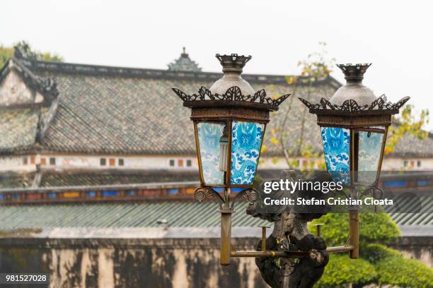 old lights at imperial city of hue, vietnam - palácio imperial de hue imagens e fotografias de stock