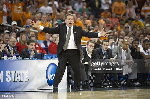 Playoffs: Michigan State coach Tom Izzo on sidelines during game vs Tennessee. St. Louis, MO 3/28/2010 CREDIT: David E. Klutho