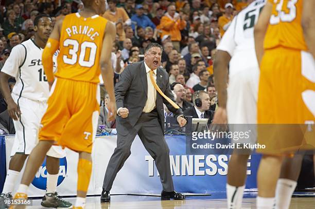 Playoffs: Tennessee coach Bruce Pearl on sidelines during game vs Michigan State. St. Louis, MO 3/28/2010 CREDIT: David E. Klutho