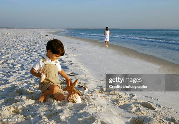 enfants sur la plage - gulf coast photos et images de collection