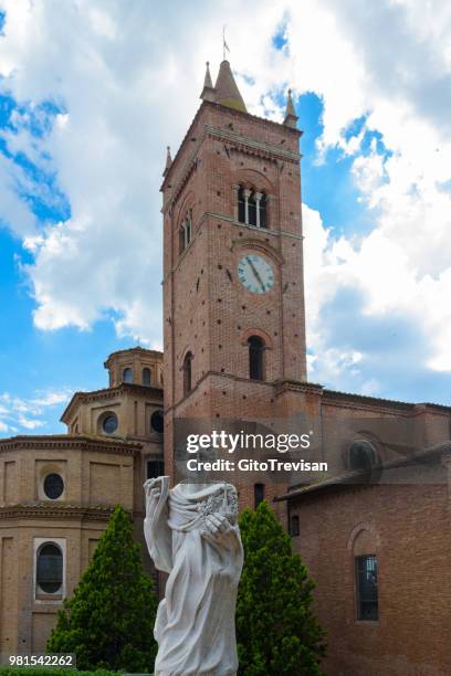 abtei von monte oliveto maggiore, toskana, italien, kirche, statue von san bernardo tolomei - san bernardo stock-fotos und bilder