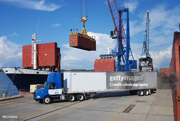 shipping and trucking transportation industry - unloading stockfoto's en -beelden