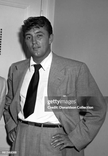 Entertainer Robert Mitchum poses for a portrait at the Sherry-Netherland Hotel on August 30, 1951 in New York.