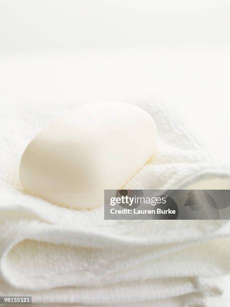 soap on stack of towels - barra de jabón fotografías e imágenes de stock