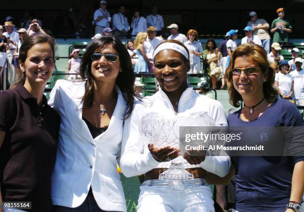 Winner Serena Williams poses with Mary Joe Fernandez, Gabriella Sabatini and Arantxa Sanchez Vicario after the women's final of the NASDAQ 100 open,...