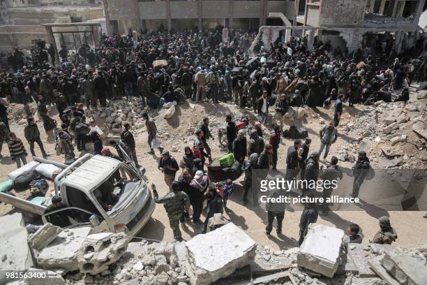Dpatop - Syrian are being evacuated from Zamlka in Syria's eastern Al-Ghouta province outside Damascus, Syria, 25 March 2018. Eastern Al-Ghoutha was...