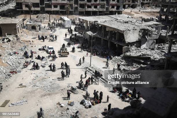 Dpatop - Syrian are being evacuated from Zamlka in Syria's eastern Al-Ghouta province outside Damascus, Syria, 25 March 2018. Eastern Al-Ghoutha was...