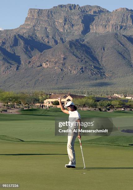 Lorena Ochoa waives on the 18th green during the third round of the 2007 Safeway International at Superstition Mountain Golf and Country Club March...