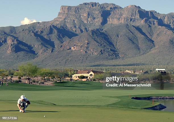 Lorena Ochoa lines up a putt on the 18th green with Superstition Mountain in the background during the third round of the 2007 Safeway International...