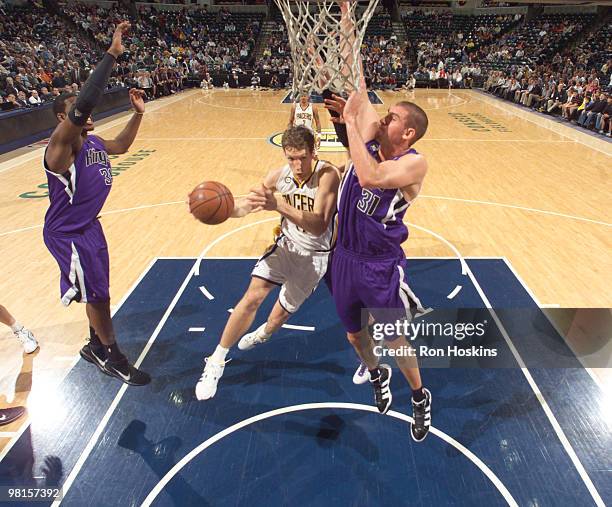 Mike Dunleavy of the Indiana Pacers battles Spencer Hawes of the Sacramento Kings at Conseco Fieldhouse on March 30, 2010 in Indianapolis, Indiana....