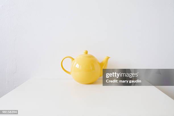 english yellow teapot - theepot stockfoto's en -beelden
