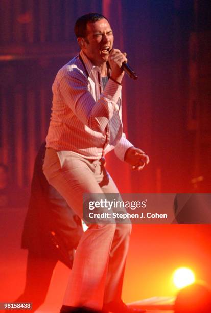 Scott Weiland of Stone Temple Pilots performs at the Louisville Palace on March 30, 2010 in Louisville, Kentucky.