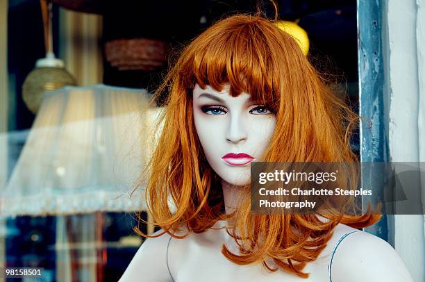 mannequin with a red wig - tupé fotografías e imágenes de stock