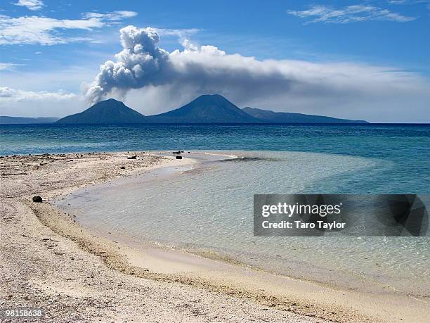 sun, sea, sand and volcano - nuova guinea foto e immagini stock