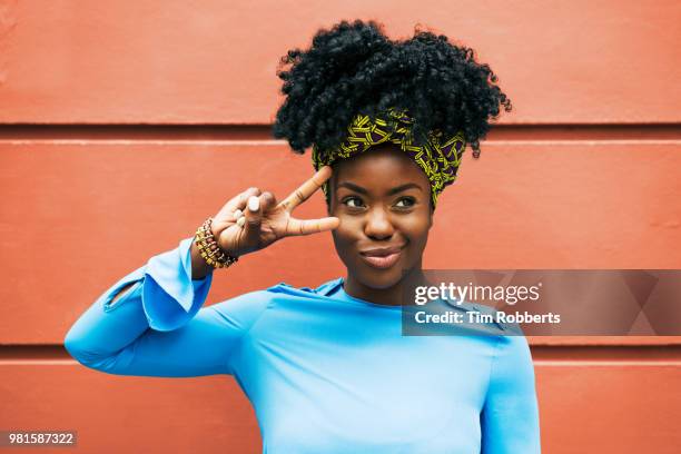 woman making social media pose - afro jokes stock-fotos und bilder