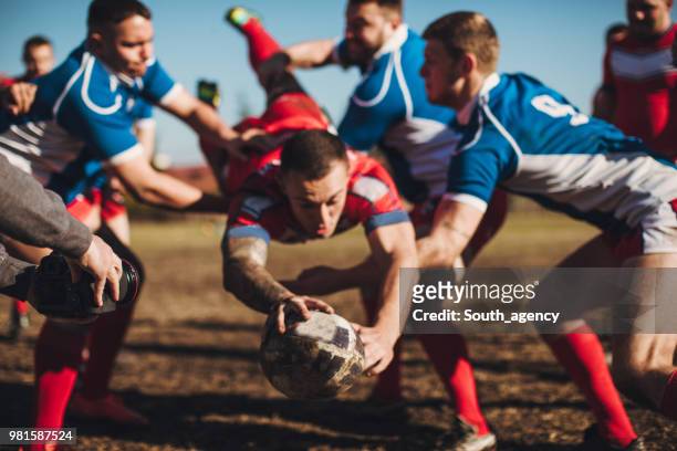 match de rugby rugueux - tackling photos et images de collection
