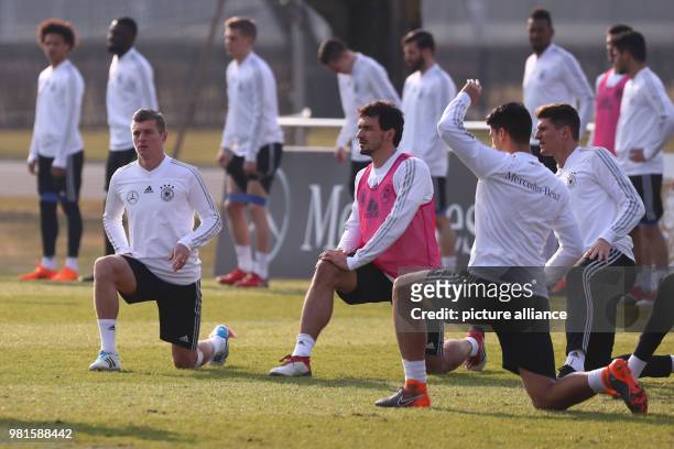 Dpatop - Germany's Toni Kroos , Mats Hummels, Sami Khedira and Mario Gomez warm up during a training session ahead of Tuesday's international...