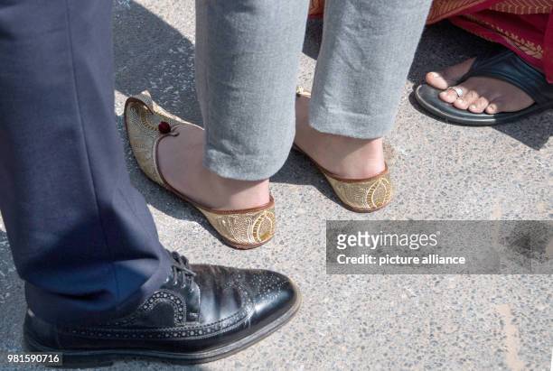 March 2018, India, Mahabalipuram: Federal president Frank Walter Steinmeier and his wife Elke Buedenbender , wearing Indian womens shoes, visiting a...