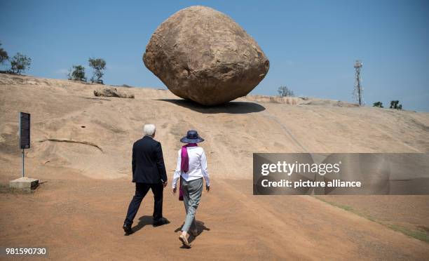 Indien, Mahabalipuram: Bundespräsident Frank-Walter Steinmeier und seine Frau Elke Büdenbender besuchen den Tempelbezirk von Mahabalipuram in der...
