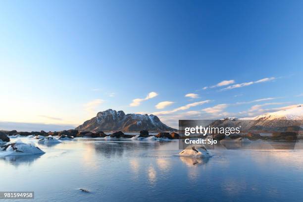 ijzige winterlandschap in de archipel brønnøysund in noord-noorwegen - vesterålen stockfoto's en -beelden