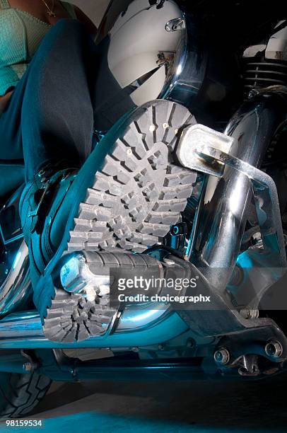 treads-motorcycle botas de montar - pedal do acelerador fotografías e imágenes de stock
