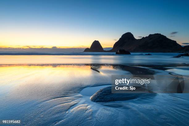 sunset over nykvag beach at the vesteralen archipel in northern norway - sjoerd van der wal or sjo imagens e fotografias de stock