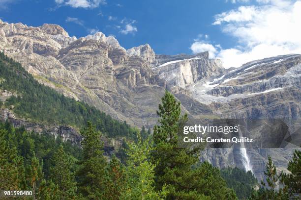 rocky mountains with trees in foreground, cirque de gavarnie, pyrenees, france - gavarnie stock-fotos und bilder