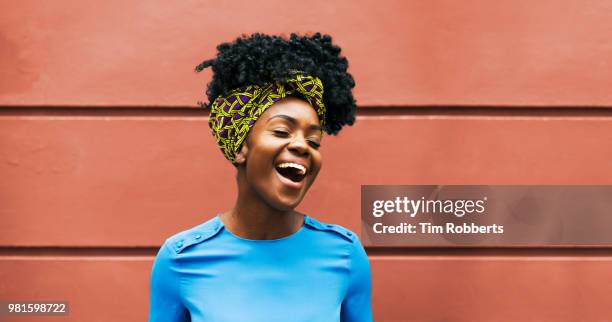 happy woman infront of wall - sang stock-fotos und bilder